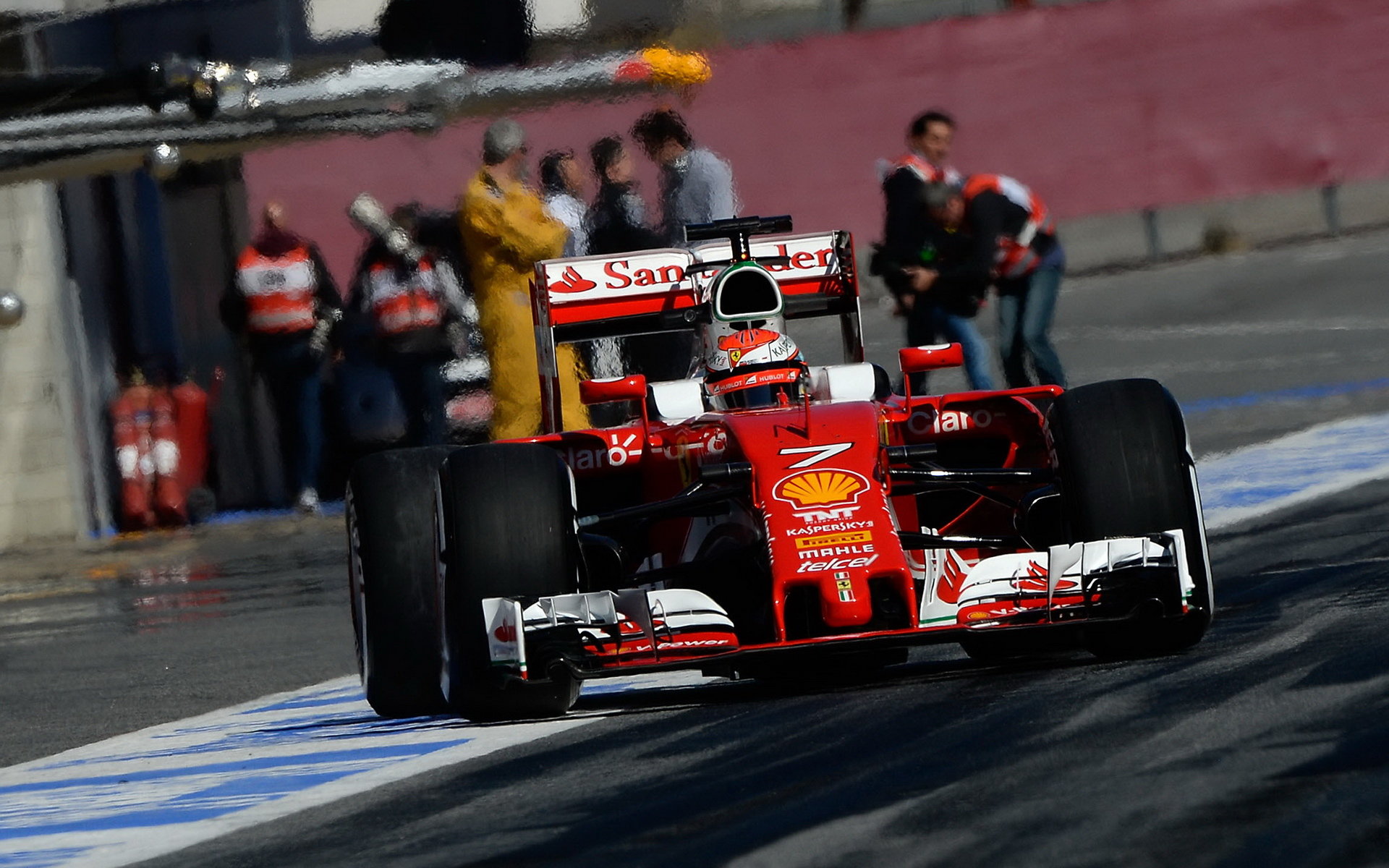 Kimi Räikkönen při posledních předsezonních testech v Barceloně s novým vozem Ferrari | Ferrari SF16-H