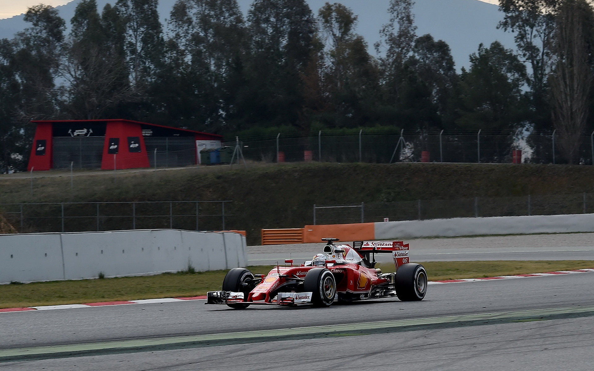 Sebastian Vettel při posledních předsezónních testech v Barceloně s novým vozem Ferrari SF16-H