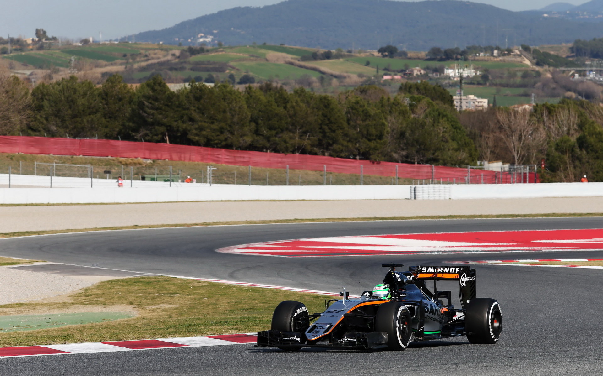 Nico Hülkenberg při posledních předsezonních testech v Barceloně s novým vozem Force India VJM09 - Mercedes