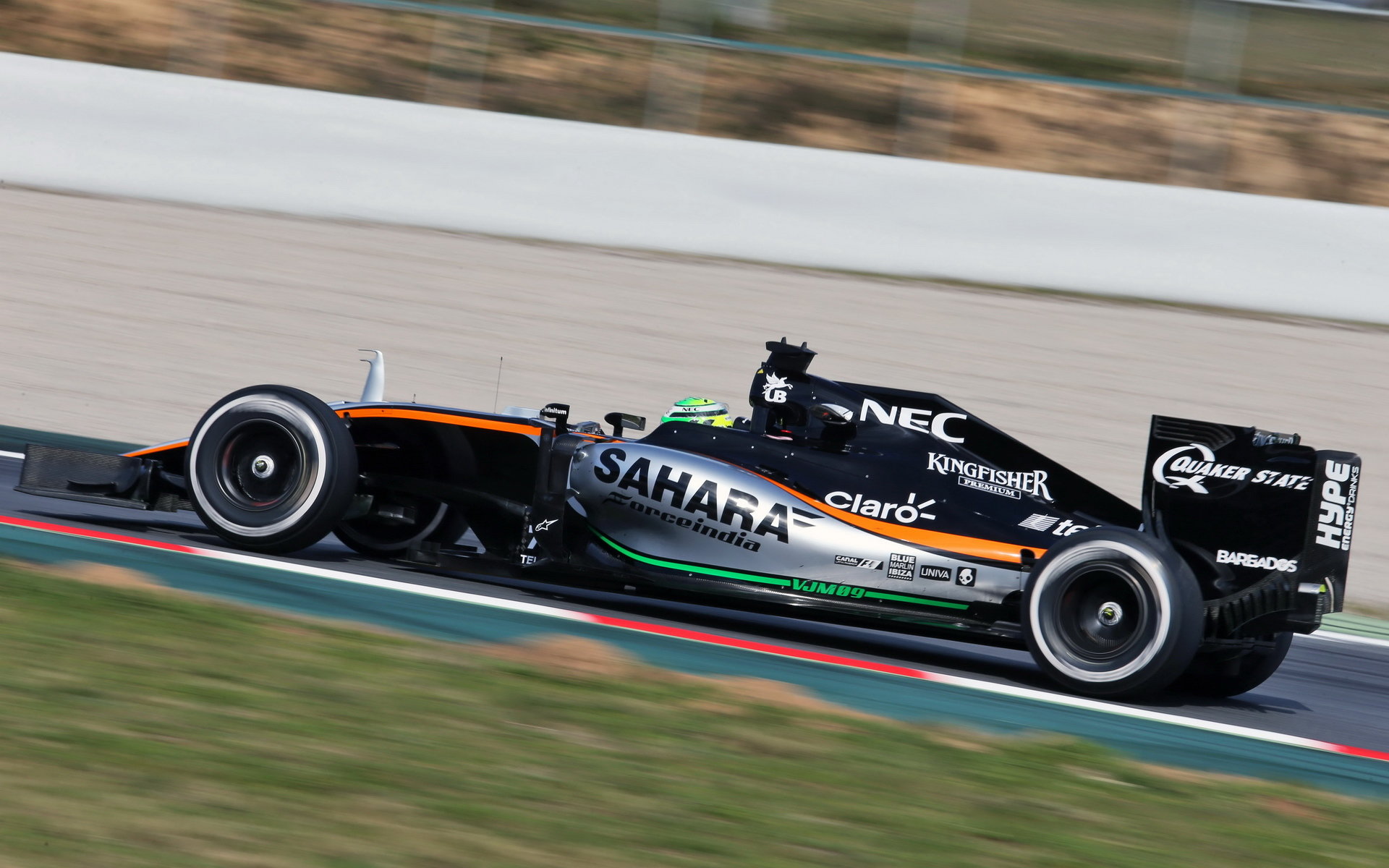 Nico Hülkenberg při posledních předsezonních testech v Barceloně s novým vozem Force India VJM09 - Mercedes