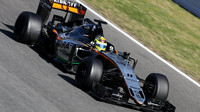 Sergio Pérez při posledních předsezónních testech v Barceloně s novým vozem Force India VJM09 - Mercedes