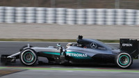 Lewis Hamilton při posledních předsezonních testech v Barceloně s novým vozem Mercedes F1 W07 Hybrid