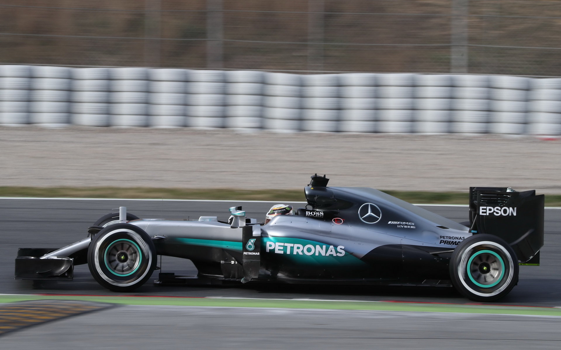 Lewis Hamilton při posledních předsezonních testech v Barceloně s novým vozem Mercedes F1 W07 Hybrid