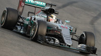 Lewis Hamilton při posledních předsezonních testech v Barceloně s novým vozem Mercedes F1 W07 Hybrid