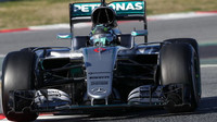 Nico Rosberg při posledních předsezonních testech v Barceloně s novým vozem Mercedes F1 W07 Hybrid