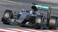 Nico Rosberg při posledních předsezonních testech v Barceloně s novým vozem Mercedes F1 W07 Hybrid