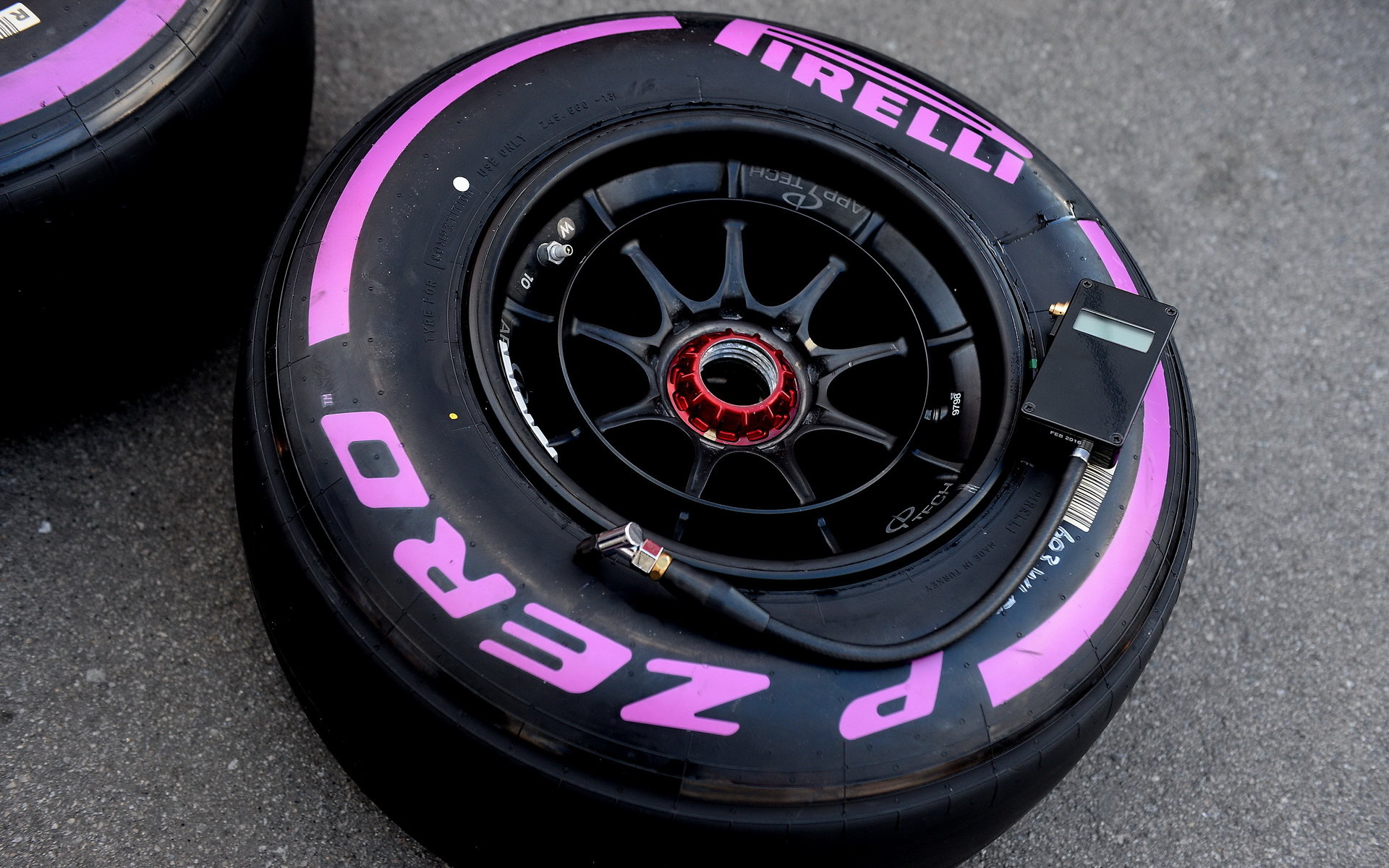 Ultra-měkká pneumatika Pirelli