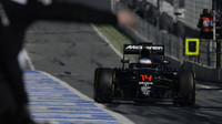 Fernando Alonso najíždí do pitlane