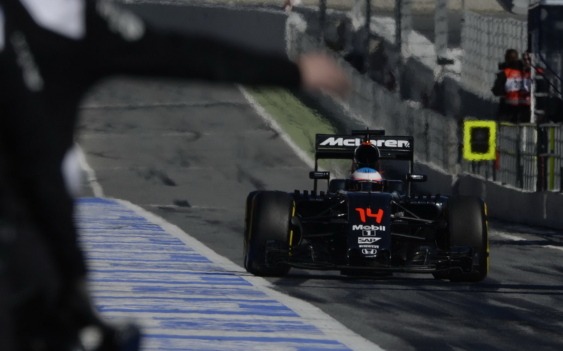 Fernando Alonso najíždí do pitlane