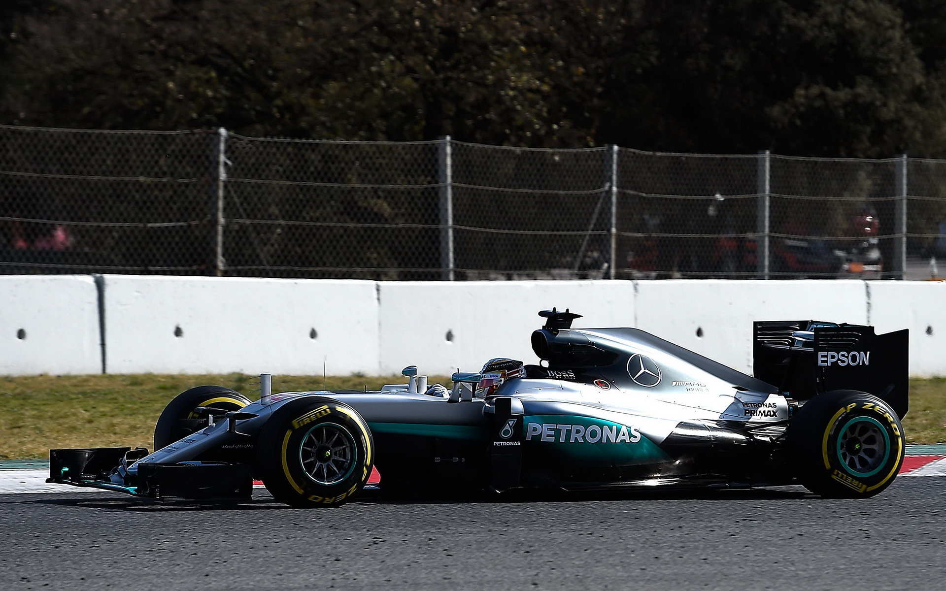 Lewis Hamilton při posledních testech v Barceloně s novým vozem Mercedes F1 W07 Hybrid