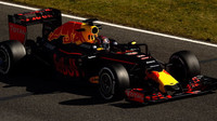 Daniil Kvjat při posledních předsezónních testech v Barceloně s novým vozem Red Bull RB12 - Renault