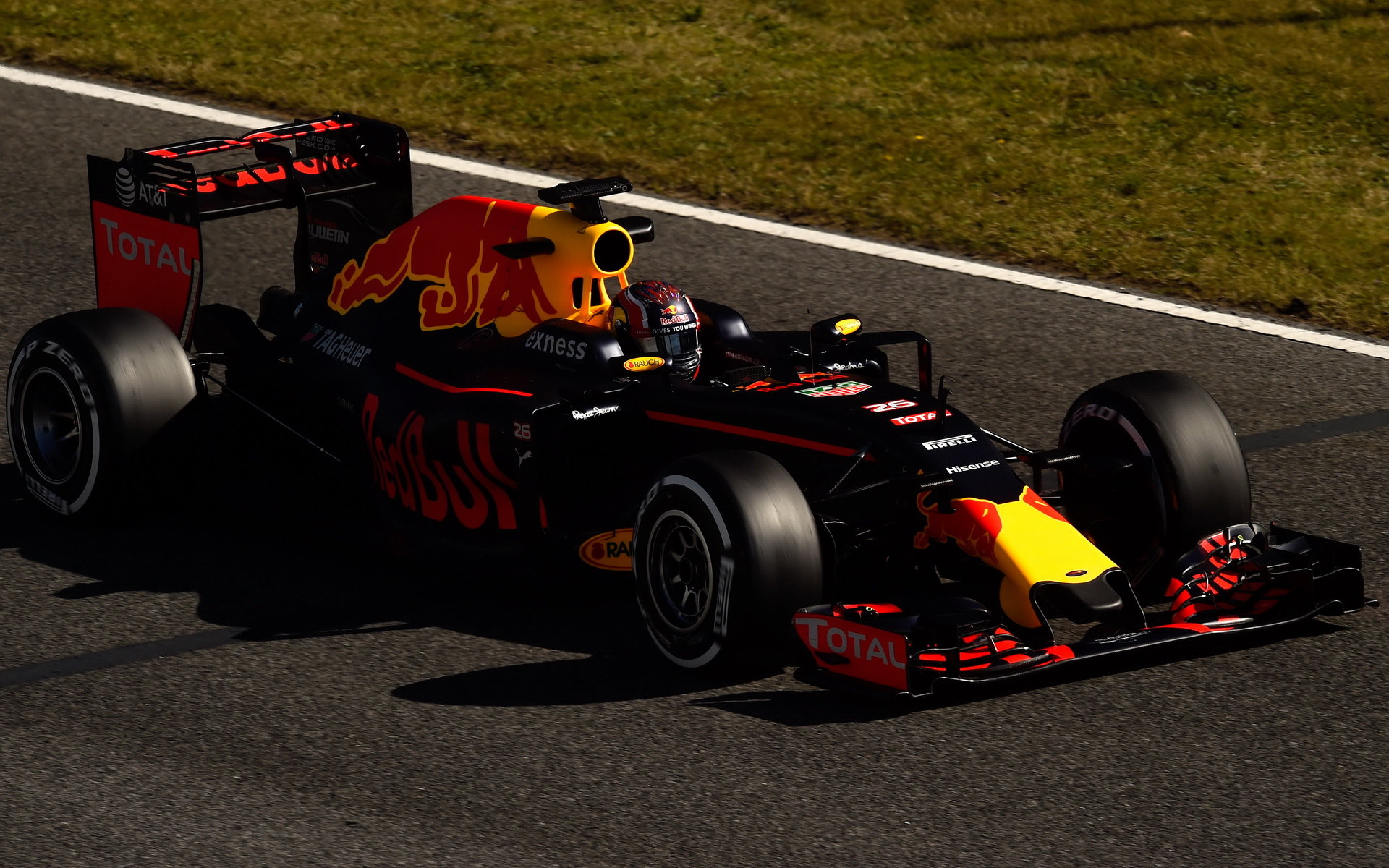 Daniil Kvjat při posledních předsezónních testech v Barceloně s novým vozem Red Bull RB12 - Renault