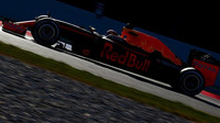 Daniil Kvjat při posledních předsezónních testech v Barceloně s novým vozem Red Bull RB12 - Renault