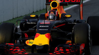 Daniil Kvjat při posledních předsezónních testech v Barceloně s novým vozem Red Bull RB12 - Renault