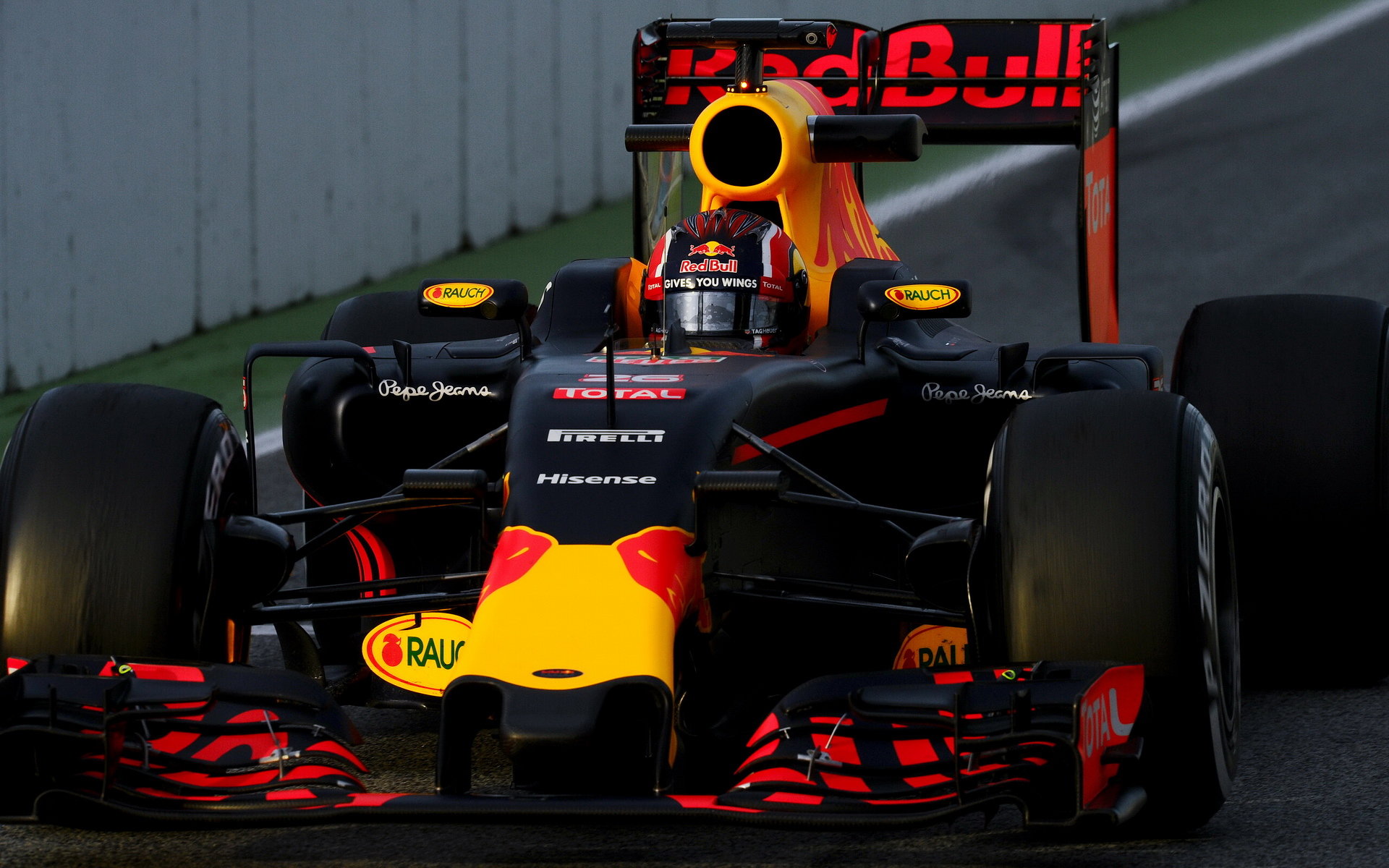 Daniil Kvjat při posledních předsezónních testech v Barceloně s novým vozem Red Bull RB12 - Renault