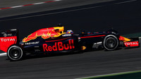 Daniel Ricciardo při posledních předsezónních testech v Barceloně s novým vozem Red Bull | Red Bull RB12 - Renault