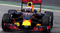 Daniel Ricciardo při posledních předsezónních testech v Barceloně s novým vozem Red Bull | Red Bull RB12 - Renault