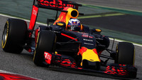 Daniel Ricciardo při posledních předsezónních testech v Barceloně s novým vozem Red Bull RB12 - Renault