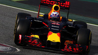 Daniel Ricciardo při posledních předsezónních testech v Barceloně s novým vozem Red Bull RB12 - Renault