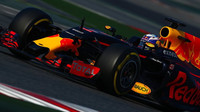 Daniel Ricciardo při posledních předsezónních testech v Barceloně s novým vozem Red Bull RB12 - Renault