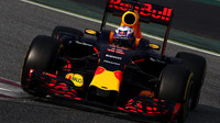 Daniel Ricciardo při posledních předsezónních testech v Barceloně s novým vozem Red Bull RB12 - Renault