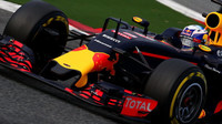 Daniel Ricciardo při posledních předsezónních testech v Barceloně s novým vozem Red Bull RB12 - Renault