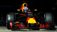 Daniel Ricciardo při posledních předsezónních testech v Barceloně s novým vozem Red Bull RB12 - Renault