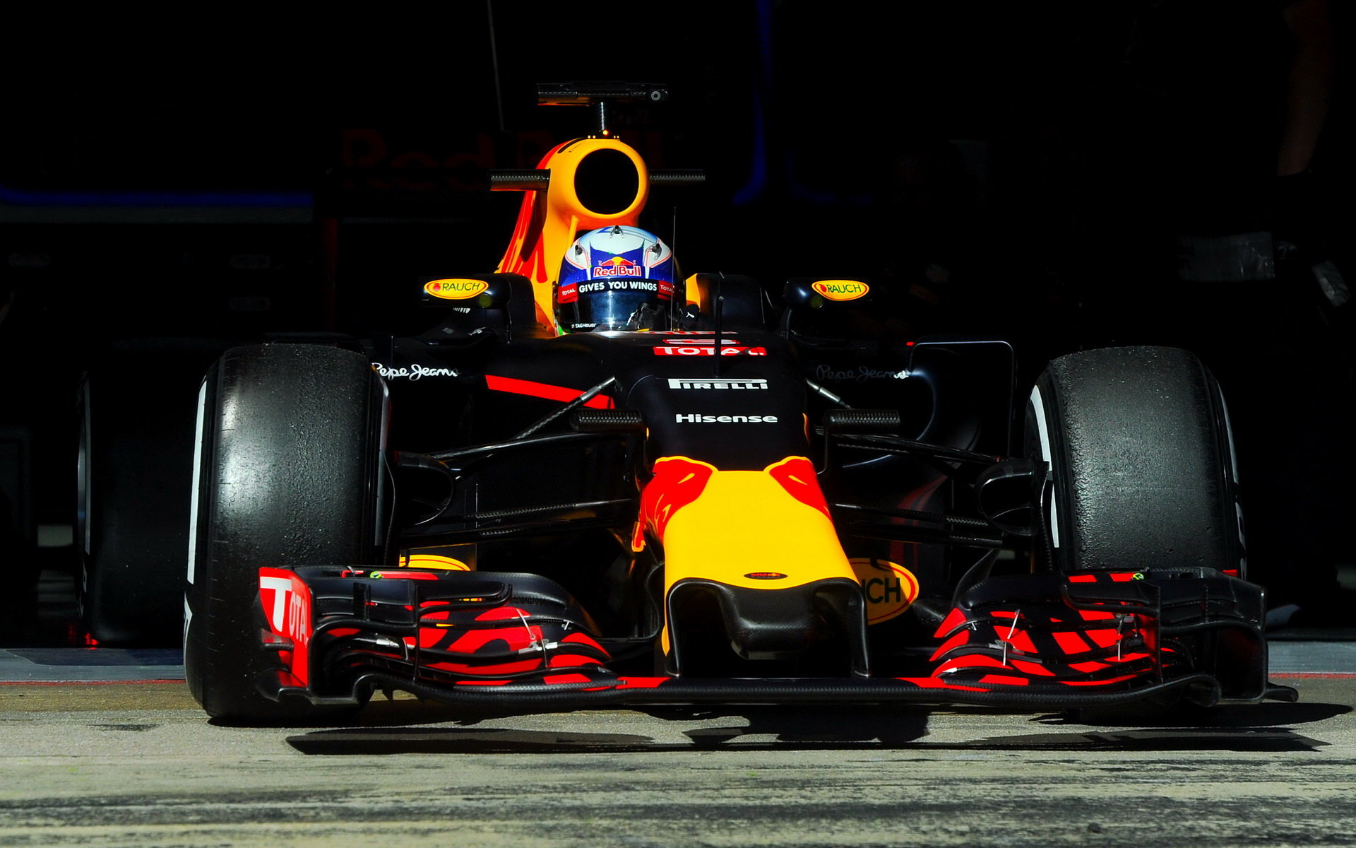 Daniel Ricciardo při posledních předsezónních testech v Barceloně s novým vozem Red Bull RB12 - Renault