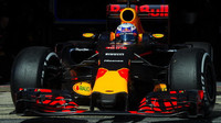 Daniel Ricciardo při posledních předsezónních testech v Barceloně s novým vozem Red Bull RB12 - Renault