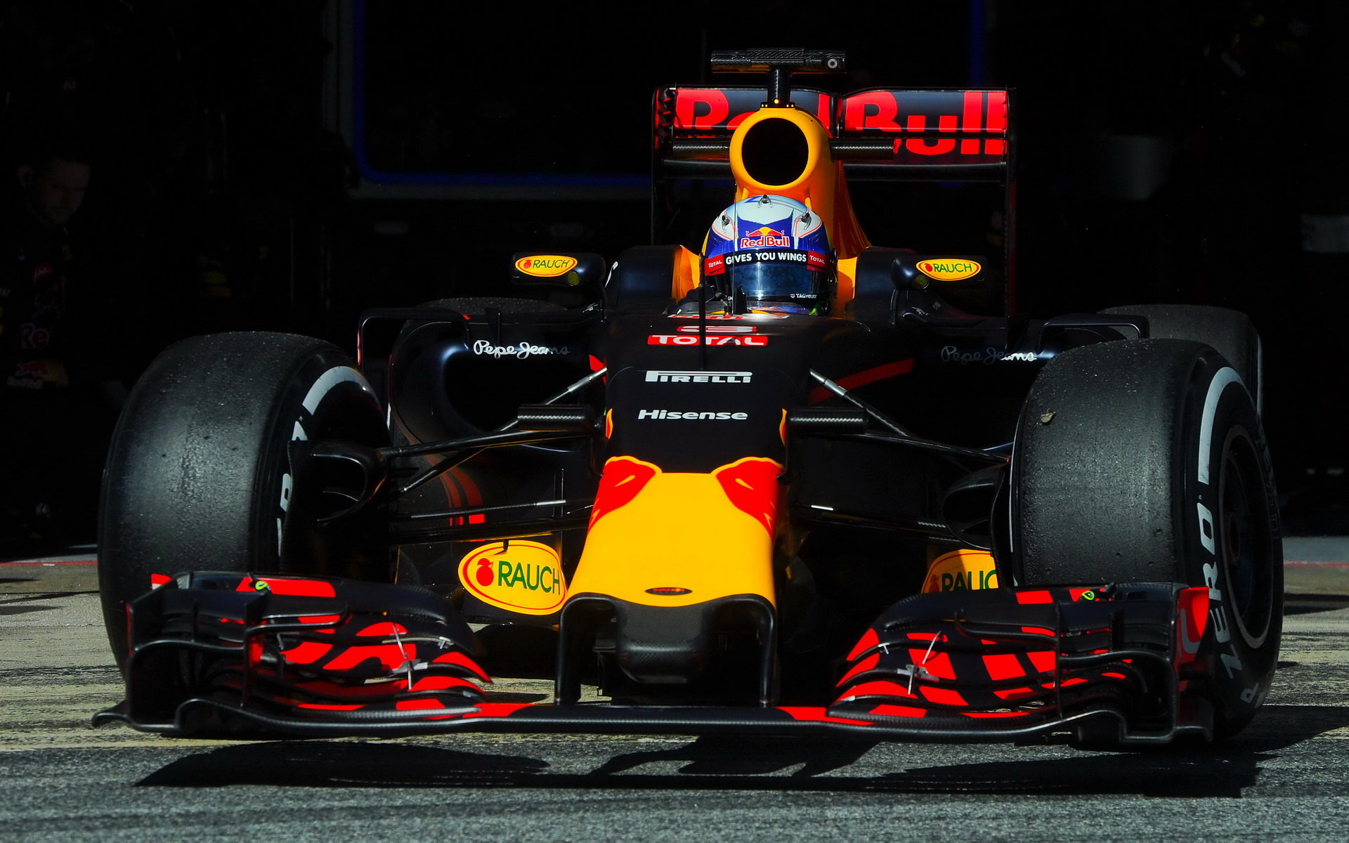 Daniel Ricciardo při posledních předsezónních testech v Barceloně s novým vozem Red Bull RB12 - Renault