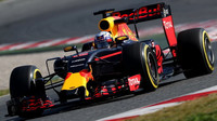 Daniel Ricciardo při posledních předsezónních testech v Barceloně s novým vozem Red Bull RB12 - Renault