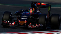 Carlos Sainz při posledních předsezónních testech v Barceloně s novým vozem Toro Rosso STR11 - Ferrari