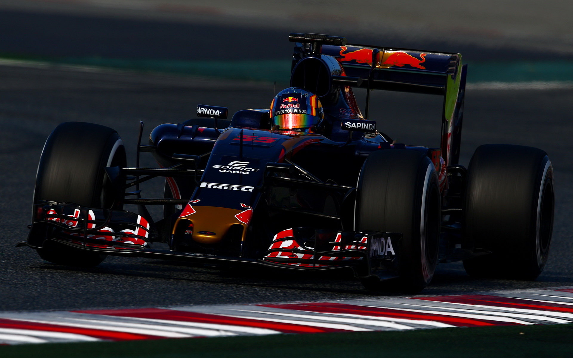 Carlos Sainz při posledních předsezónních testech v Barceloně s novým vozem Toro Rosso STR11 - Ferrari