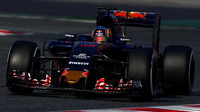 Carlos Sainz při posledních předsezónních testech v Barceloně s novým vozem Toro Rosso STR11 - Ferrari