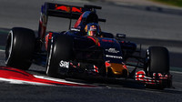 Carlos Sainz při posledních předsezónních testech v Barceloně s novým vozem Toro Rosso STR11 - Ferrari