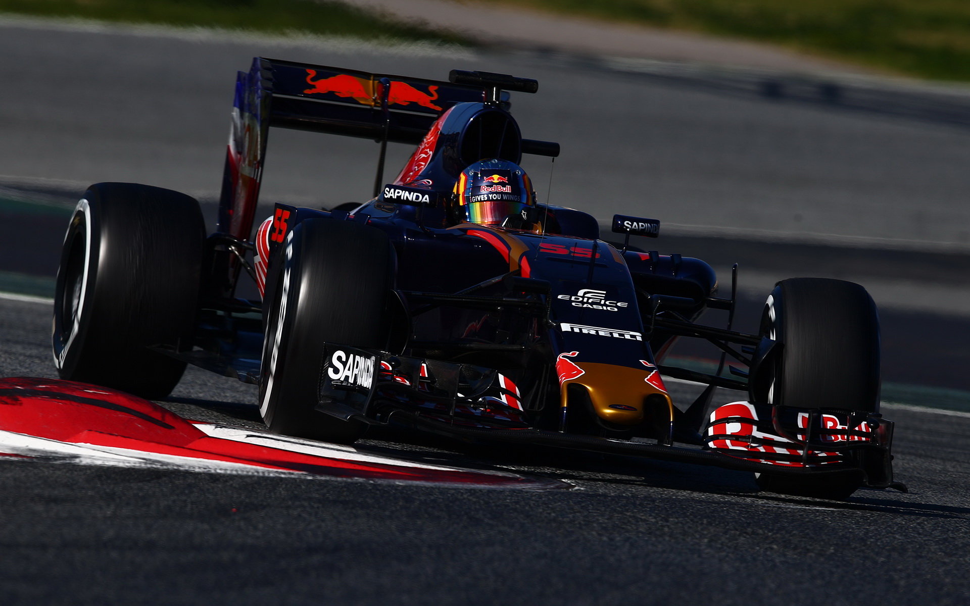 Carlos Sainz při posledních předsezónních testech v Barceloně s novým vozem Toro Rosso STR11 - Ferrari