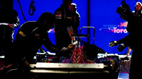 Mechanici připravují vůz Toro Rosso STR11 - Ferrari pro další testování