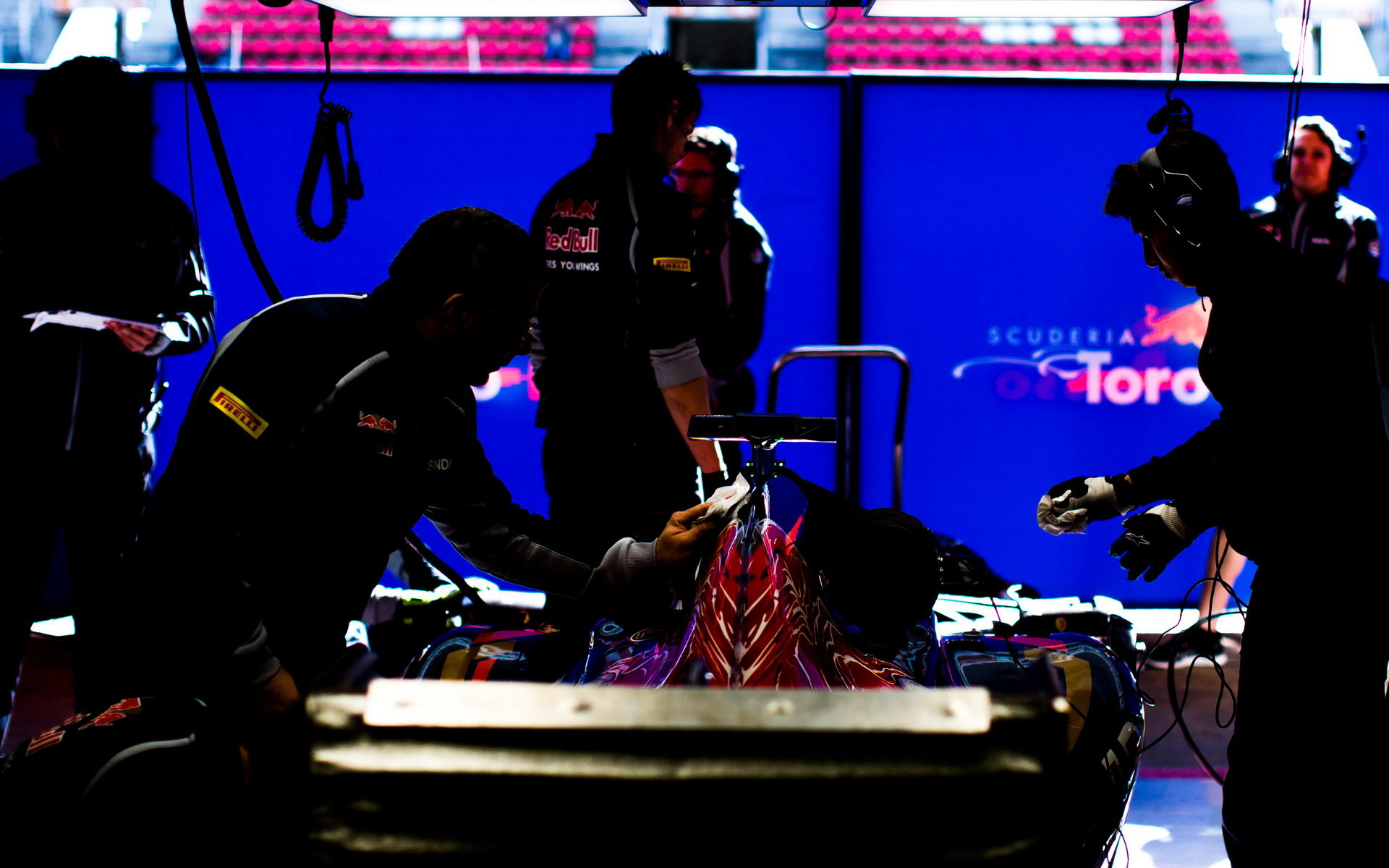 Mechanici připravují vůz Toro Rosso STR11 - Ferrari pro další testování