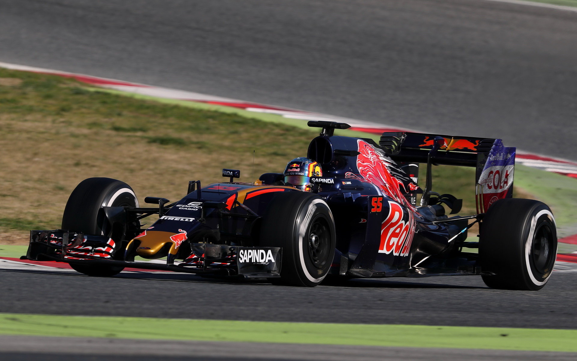 Carlos Sainz při posledních předsezónních testech v Barceloně s novým vozem Toro Rosso STR11 - Ferrari