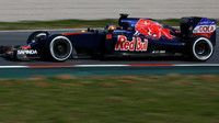 Carlos Sainz při posledních předsezónních testech v Barceloně s novým vozem Toro Rosso STR11 - Ferrari