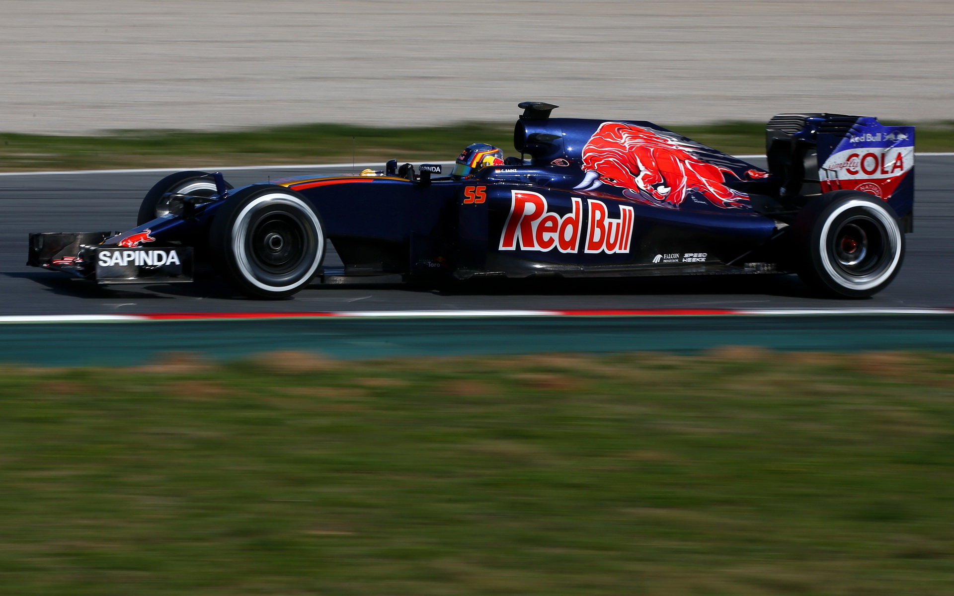 Carlos Sainz při posledních předsezónních testech v Barceloně s novým vozem Toro Rosso STR11 - Ferrari