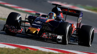 Carlos Sainz při posledních předsezónních testech v Barceloně s novým vozem Toro Rosso STR11 - Ferrari