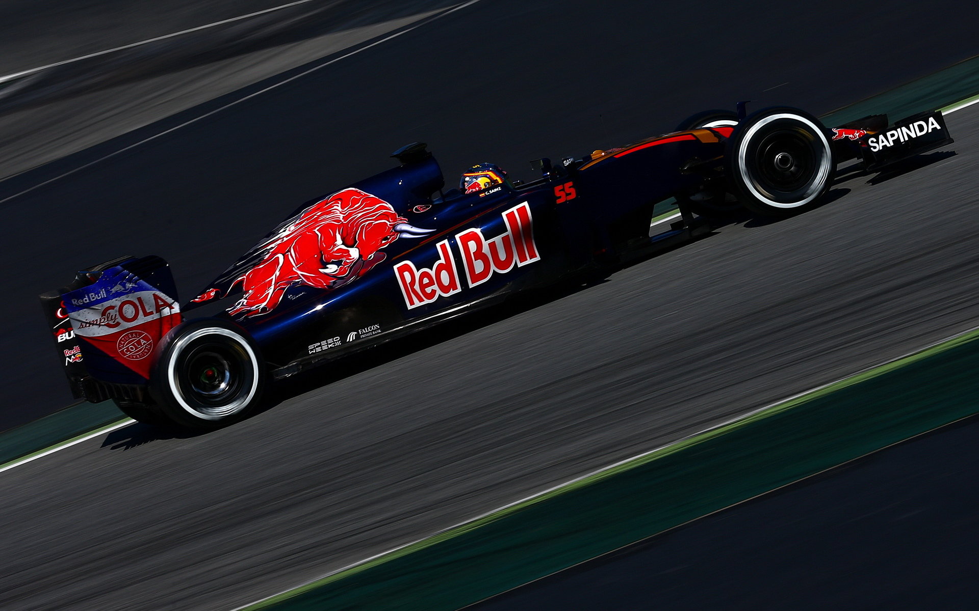 Carlos Sainz při posledních předsezónních testech v Barceloně s novým vozem Toro Rosso STR11 - Ferrari