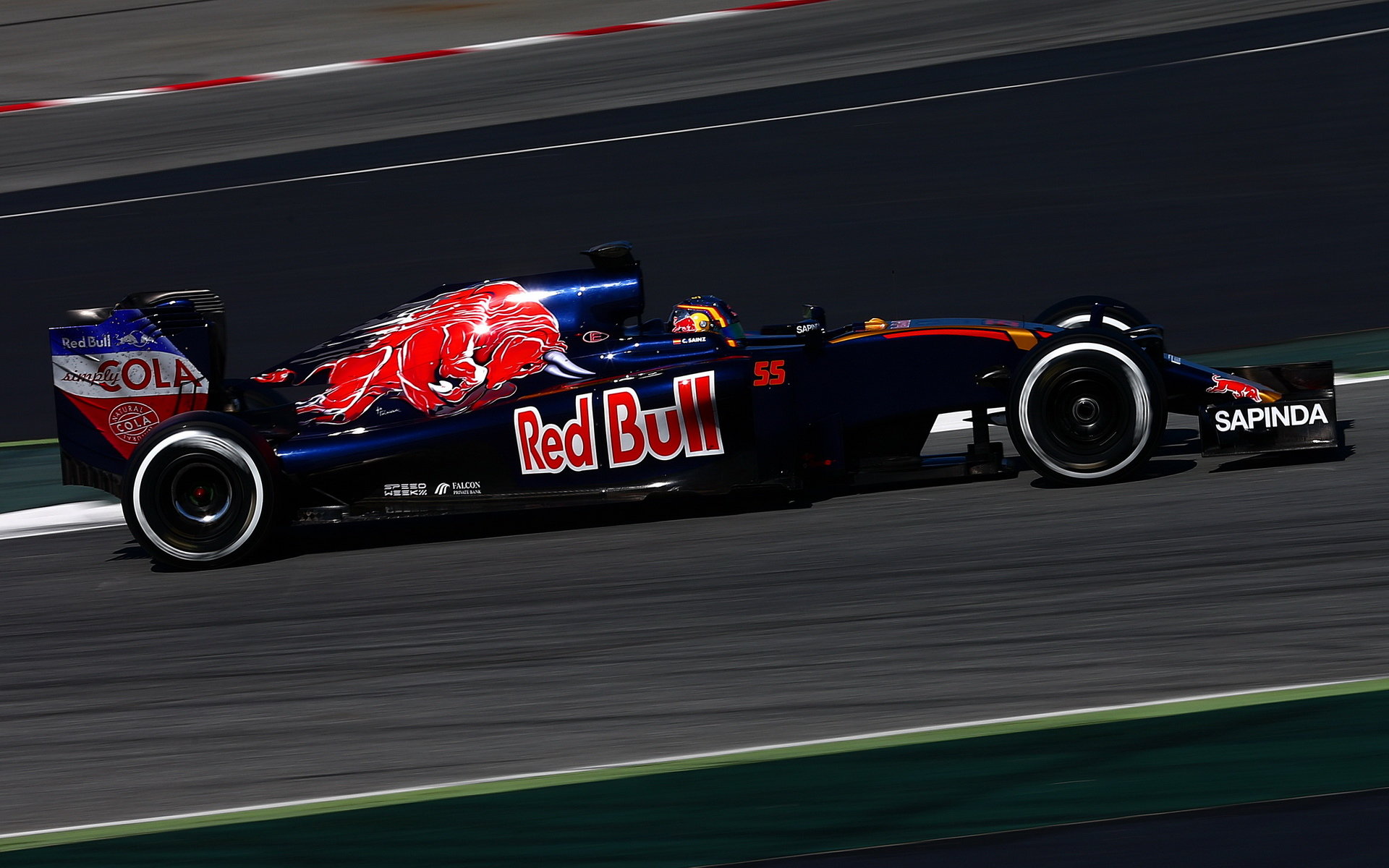 Carlos Sainz při posledních předsezónních testech v Barceloně s novým vozem Toro Rosso STR11 - Ferrari