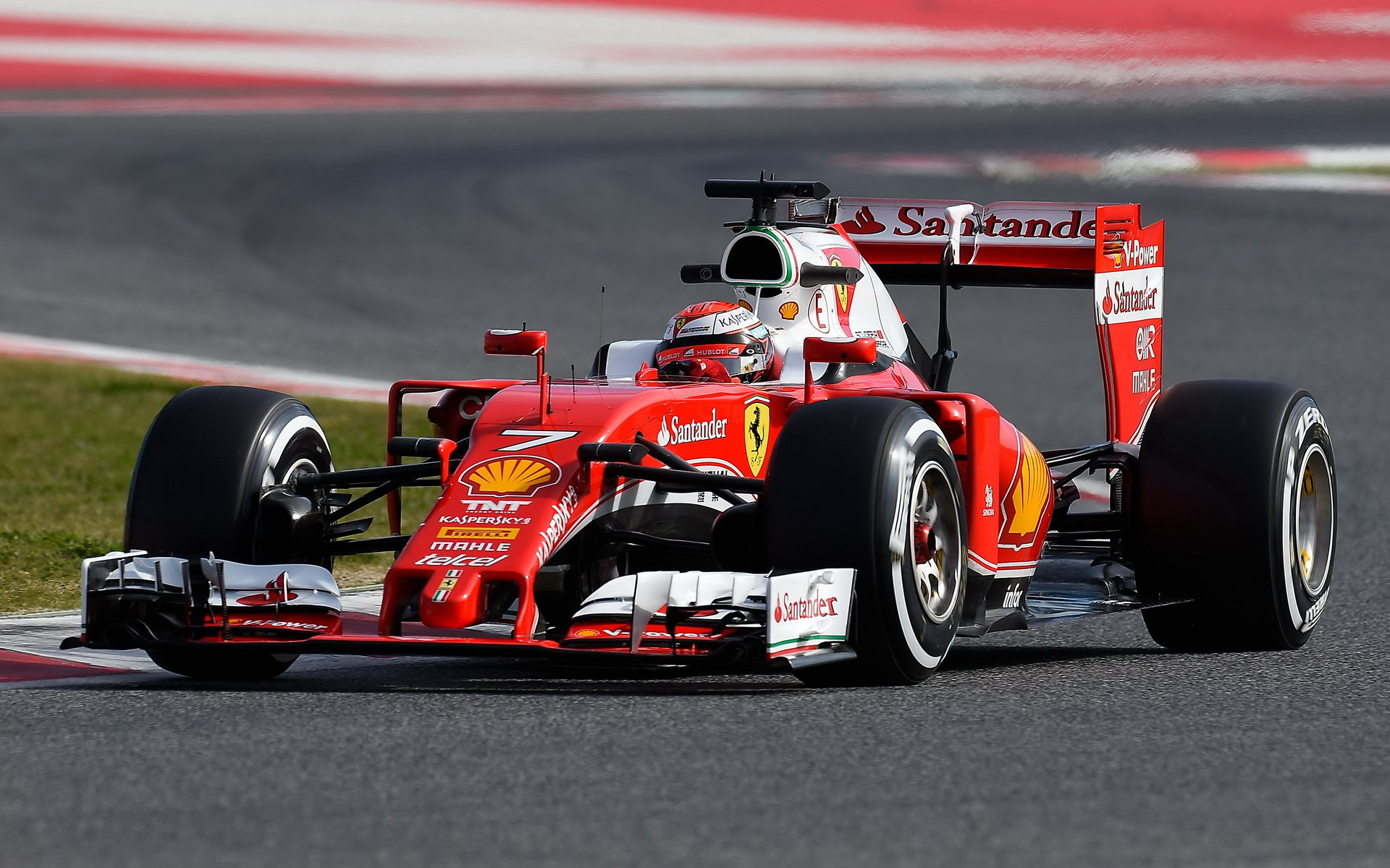 Kimi Räikkönen při posledních předsezónních testech v Barceloně s novým vozem Ferrari SF16-H