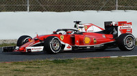 Kimi Räikkönen při posledních předsezónních testech v Barceloně s novým vozem  Ferrari SF16-H