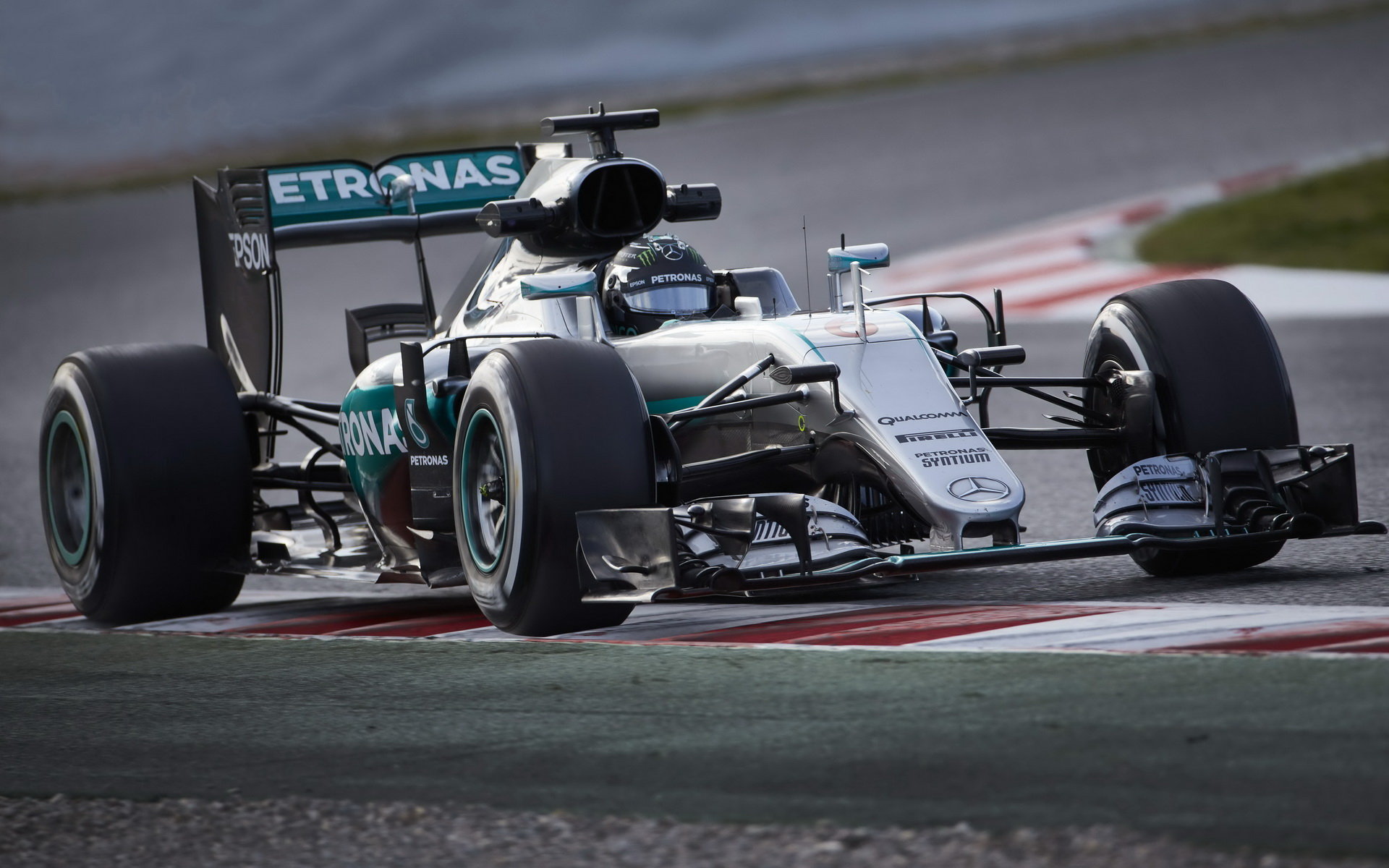 Nico Rosberg při posledních předsezónních testech v Barceloně s novým vozem Mercedes F1 W07 Hybrid
