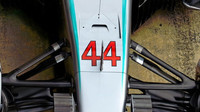Detail předního zavěšení vozu Mercedes F1 W07 Hybrid