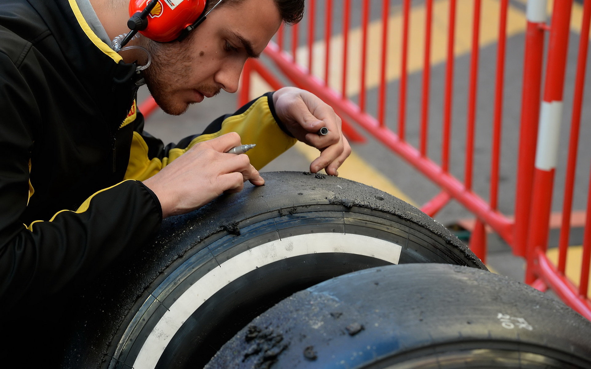 Inženýr Pirelli kontroluje středně-tvrdé pneumatiky