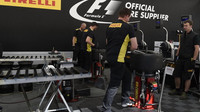 Příprava pneumatik při posledních předsezónních testech v Barceloně